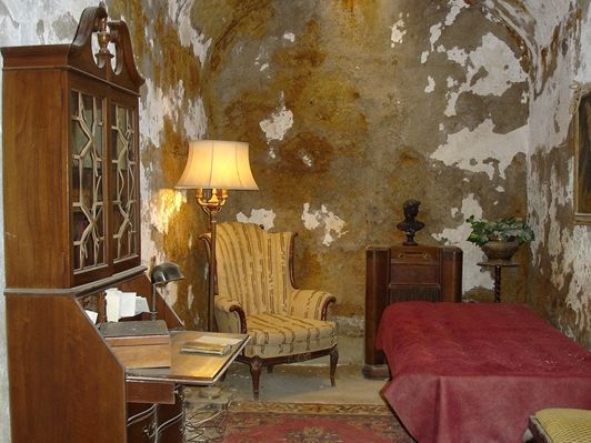 Al Caponeho cela pripomínala v porovnaní s...