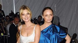 Kate Moss (vľavo) a Stella McCartney