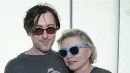 Alan Cumming (vľavo) a Debbie Harry