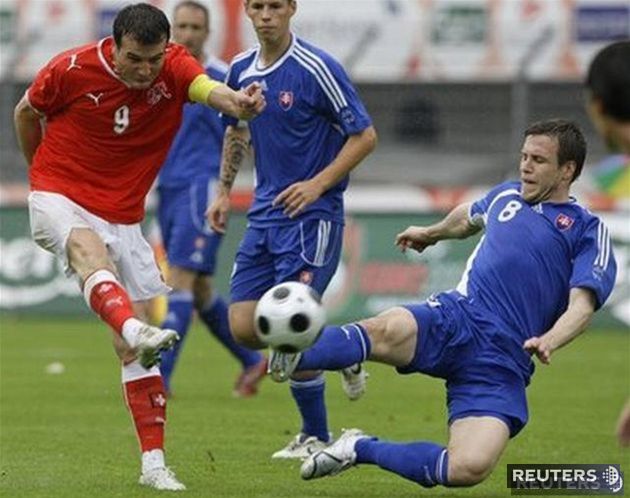 Alexander Frei strieľa na slovenskú bránku,...