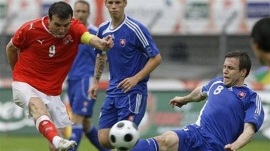 Alexander Frei strieľa ponad padajúceho...