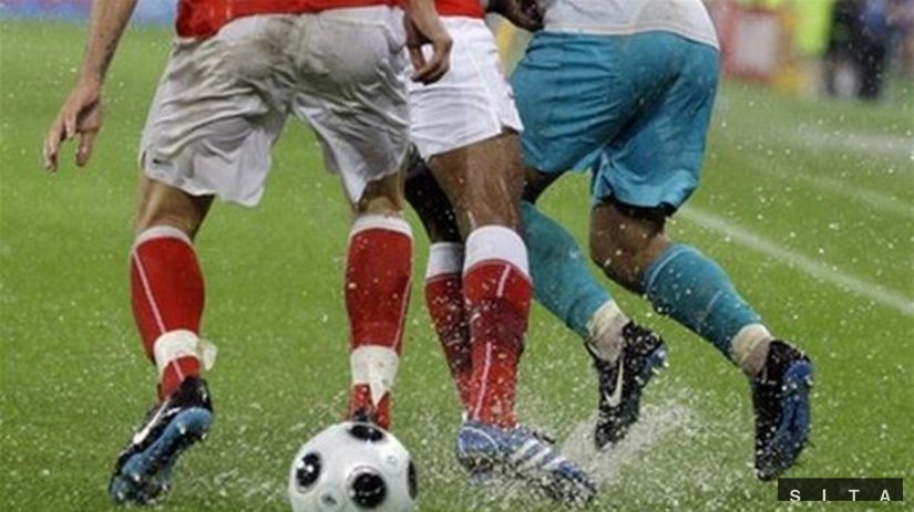 Futbal, dážď