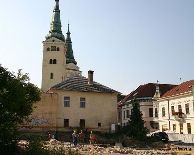 Nitrianski archeológovia vykonávajúci prieskum...