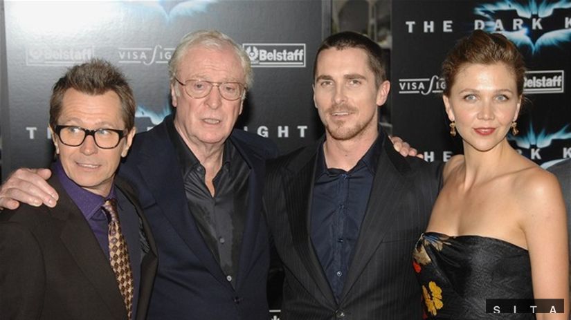 Zľava: Gary Oldman, Michael Caine, Christian...