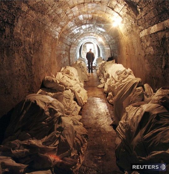 Múry podzemnej skrýše lemujú vrecia s...