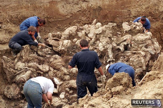 Medzinárodní forenzní experti skúmajú masový...