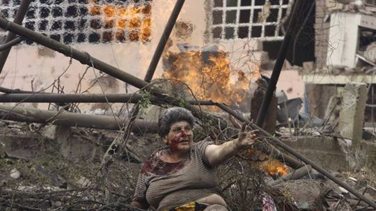 Zranená Gruzínka prosí o pomoc po útoku ruských...