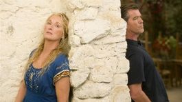 Donna (Meryl Streep) a Sam (Pierce Brosnan) vo filme Mamma Mia!  