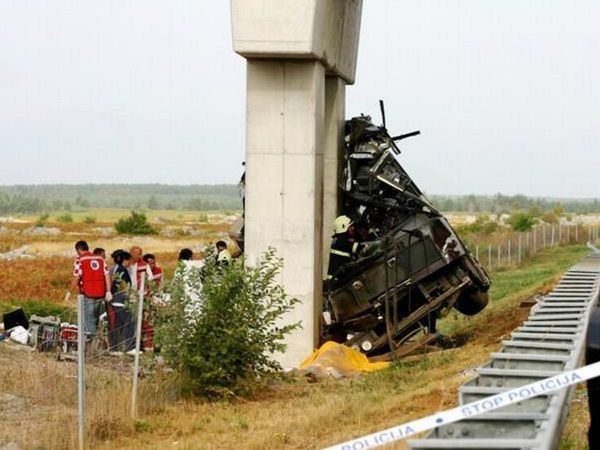 Zo slovenského autobusu ostal po náraze už len...