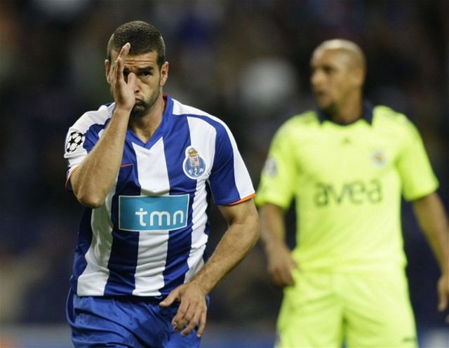 Útočník FC Porto Lisandro sa raduje z gólu do...