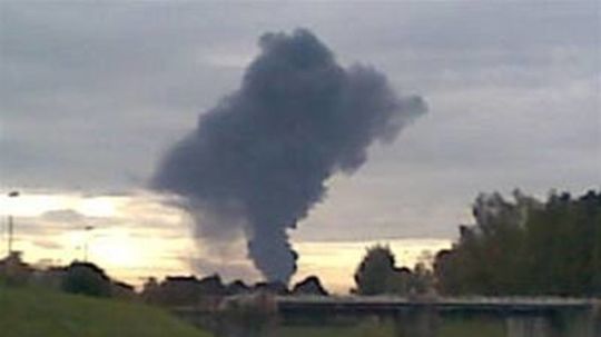 Z objektu skladov, v ktorých horí nebezpečný...