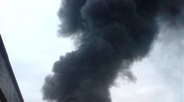 Hustý dym z horiaceho skladu nebezpečného...