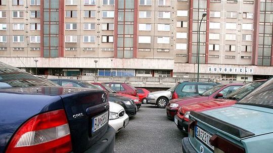 V noci niekto v Dunajskej Strede úmyselne podpaľoval osobné autá