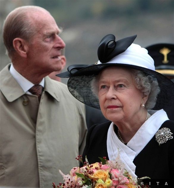 Kráľovná ALžbeta II. počas návštevy na hrade...