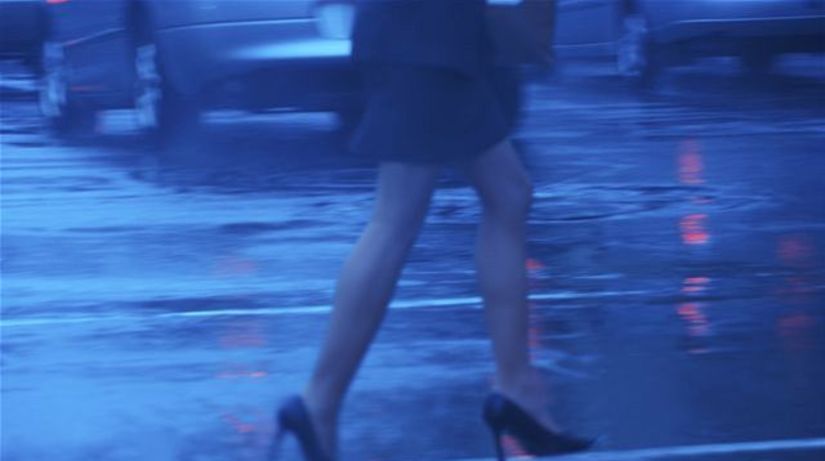 nohy - podpätky - jeseň - dážď - ulica