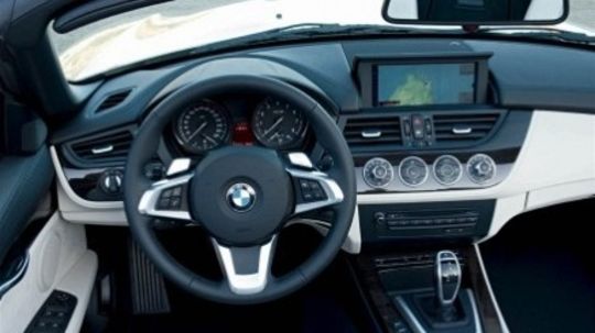 V interiéri pribudol ovládač iDrive.