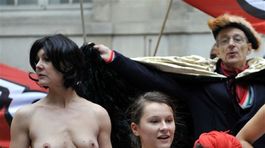 nahota  - protest - Paríž - model