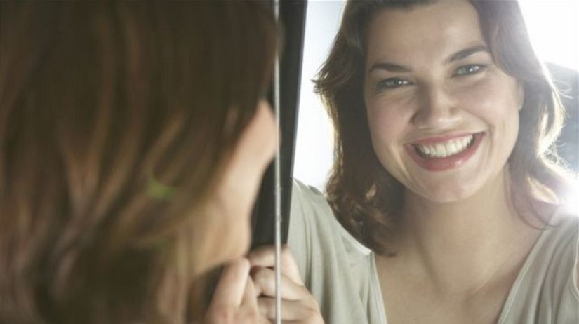 žena v zrkadle - úsmev - radosť - spokojnosť