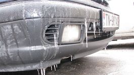 Cestári upozorňujú na poľadovicu, zľadovatený sneh, hmlu i silný dážď