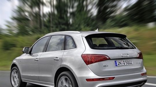 Dizajn zadnej časti pripomína väčší model Q7.