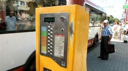 Vandali petardami poškodili automaty na lístky MHD