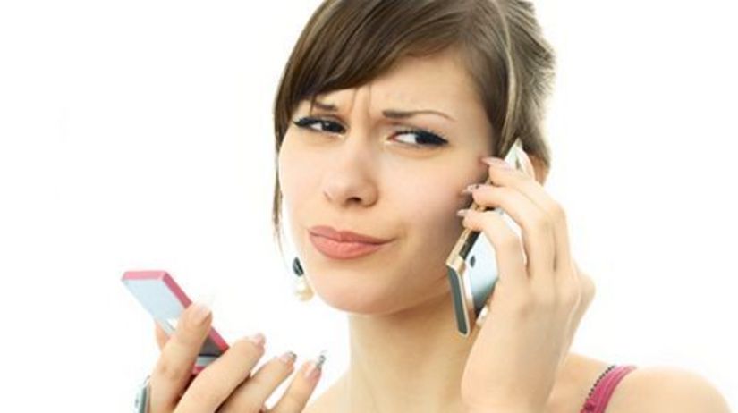 žena - telefonovanie - nesústredenosť