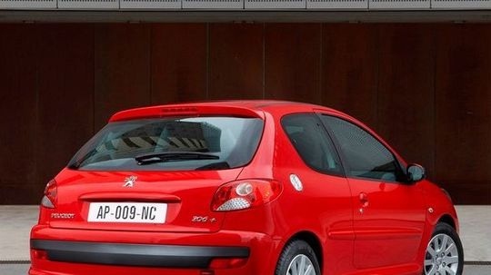 Optika zadných svetiel prezrádza model 206+.