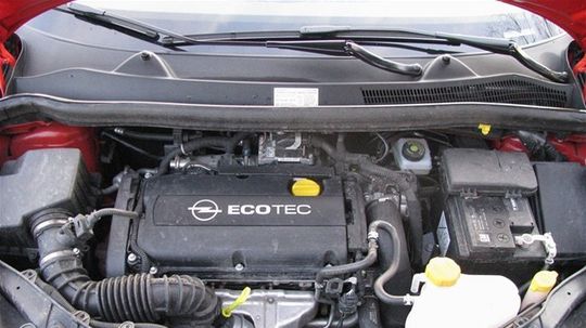 Pod kapotou nájdete slabšiu verziu agregátu z...