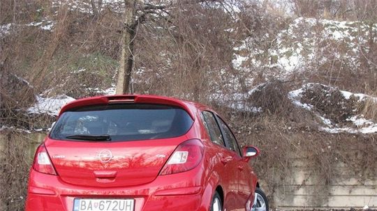 Zadný nárazník skôr pripomína bežný Opel Corsa.