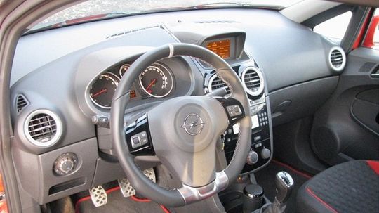 Interiér má športového ducha.