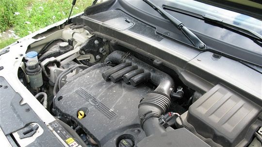 Motor je pod kapotou veľmi dobre odhlučnený.