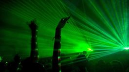 Nový normál? V nočnom klube sa tancuje posediačky, stoličky sú od seba rozmiestnené