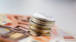 Viac ako polovica nových úverov vypláca tie staré