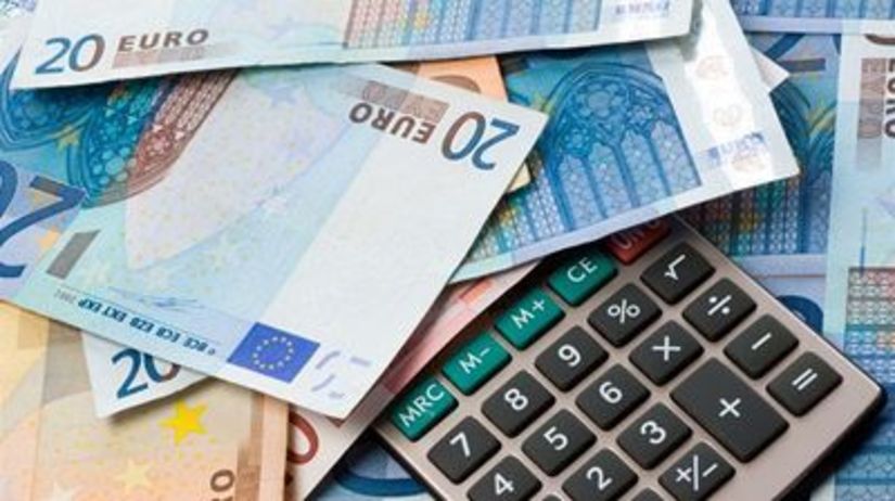Peniaze, euro, kalkulačka, dane