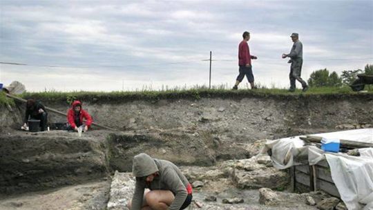 Archeológovia objavili v lokalite Iža opracované kamene aj drevené zvyšky dávneho mosta