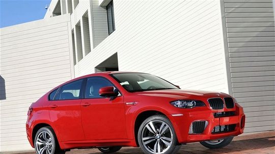 BMW X6 M má rovnakú mechaniku ako X5 M.