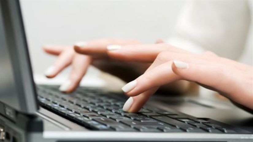 počítač - ruky na klávesnici
