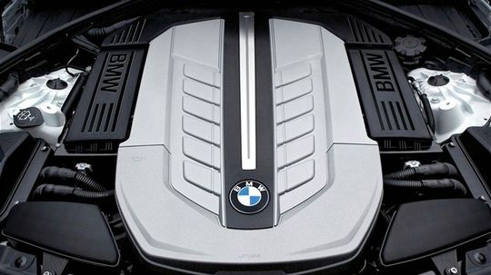 Motor 6.0 V12 má výkon 400 kW (544 k).