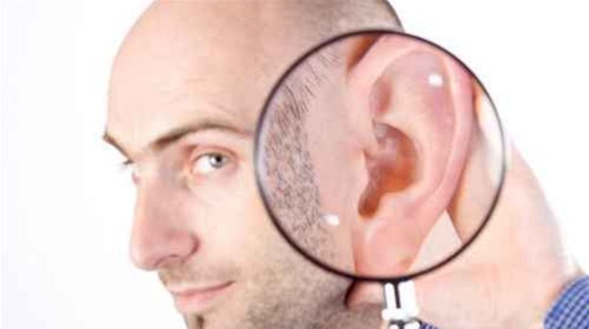 lupa nad uchom - poškodený sluch