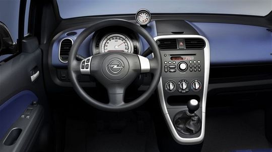 Tvrdé plasty maskuje sviežim dizajnom palubnej...