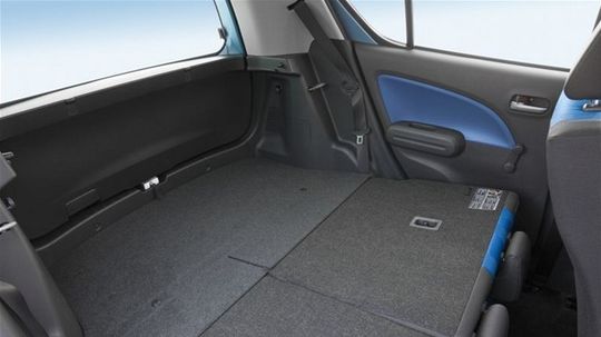 Zadné operadlo je delené.