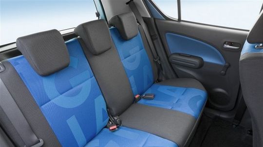 Vzadu sa pohodlne odvezú dvaja dospelí.