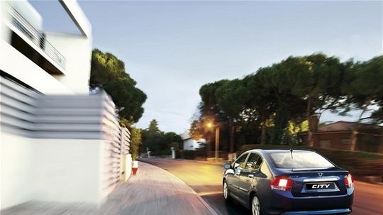 Zadná časť má vyvážené proporcie.