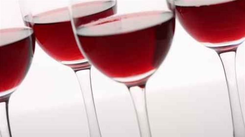 alkohol - víno v pohároch