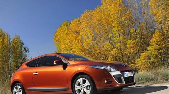Mégane Coupé neznáša ostré priečne nerovnosti.