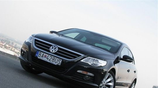 Oproti bežnému Passatu pôsobí Passat CC o niečo...
