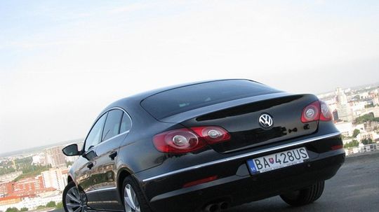 Aj zozadu pôsobí Passat CC veľmi mohutne.