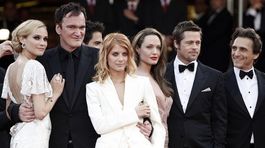 Zľava: Diane Kruger, Quentin Tarantino, Melanie Laurent, Angelina Jolie a Brad Pitt
