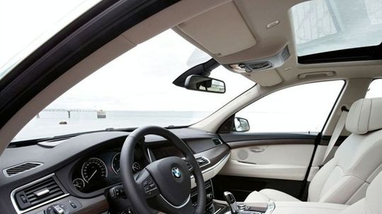 Luxusný interiér nového BMW 5 GT.
