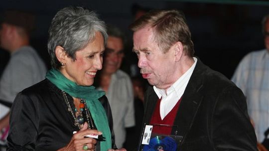 Joan Baezová pri stretnutí s Václavom Havlom na...